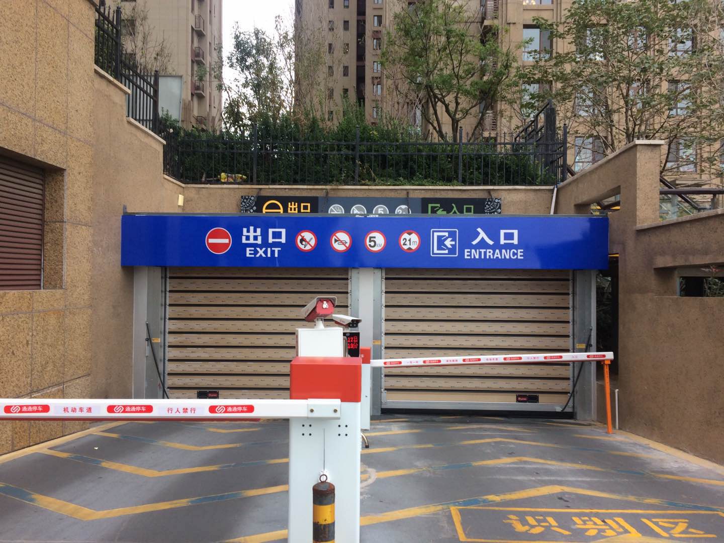金茂灣 硬質快速門